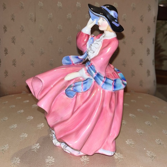 Royal Doulton "Top o' the Hill" bone china figurine, excellent condition. - Picture 7 of 9